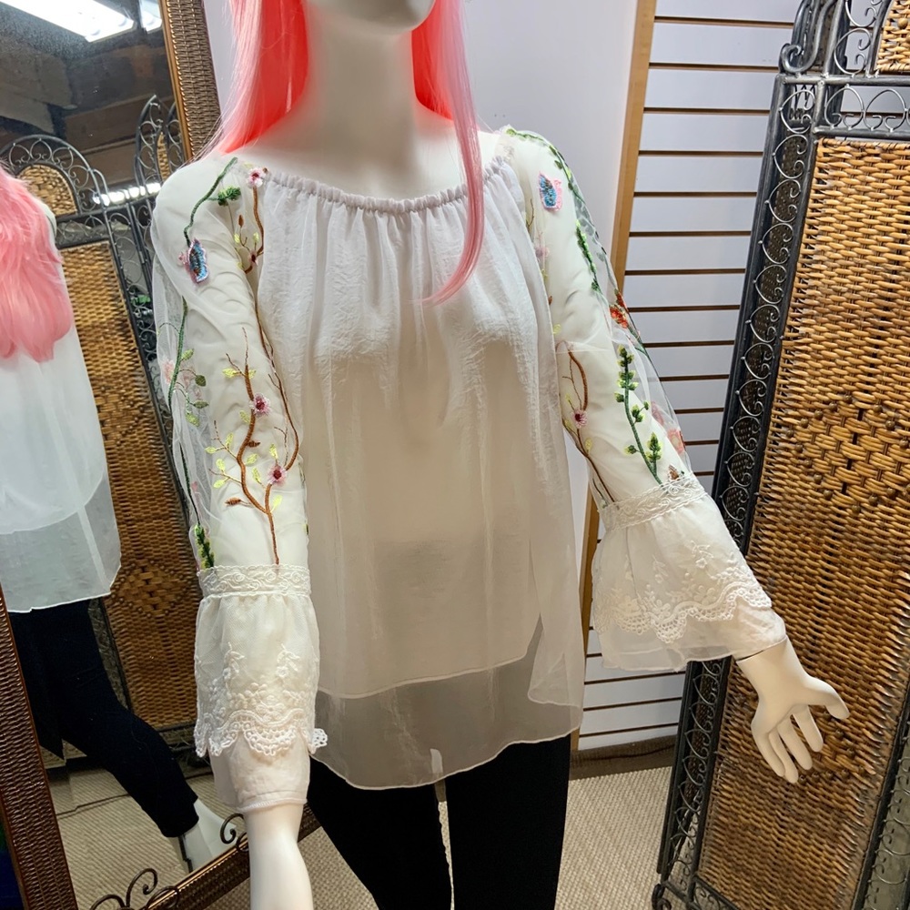 Beautiful Flora Ashley blouse.. embroidered sleeve
